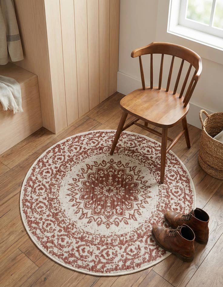 Detail image of 3' x 3'  Washable Traditional Indoor / Outdoor Round Rug