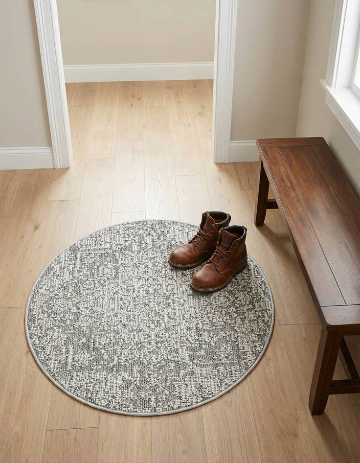 Detail image of 3' 1 x 3' 1  Washable Traditional Indoor / Outdoor Round Rug