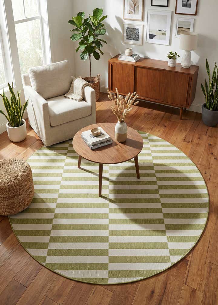 7' 10 x 7' 10 Easy-Clean Striped Indoor / Outdoor Round Rug