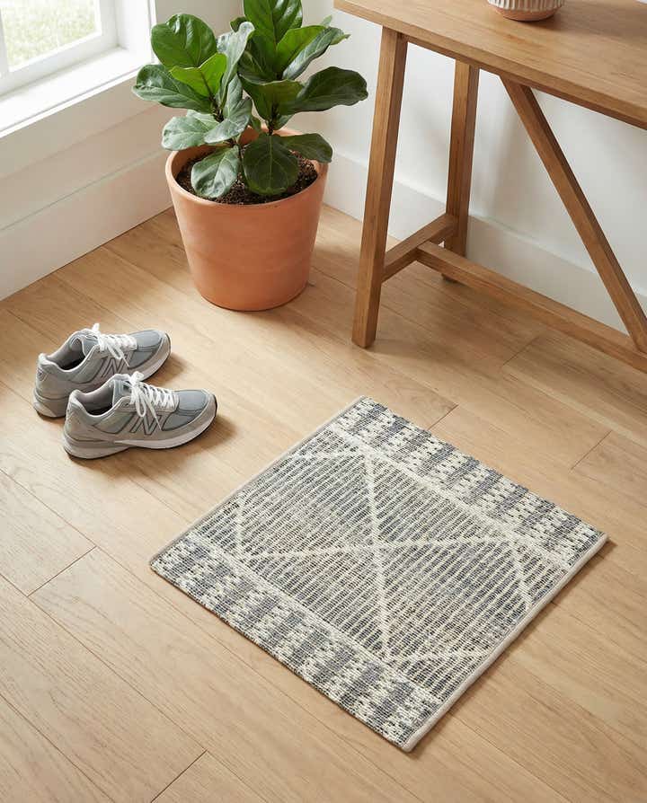 1' 4 x 1' 4 Easy-Clean Trellis Indoor / Outdoor Sample Rug