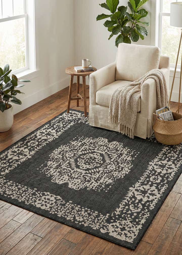 6' x 6' Easy-Clean Traditional Indoor / Outdoor Square Rug