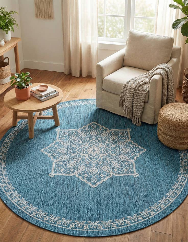 Detail image of 7' 10 x 7' 10 Washable Traditional Indoor / Outdoor Round Rug