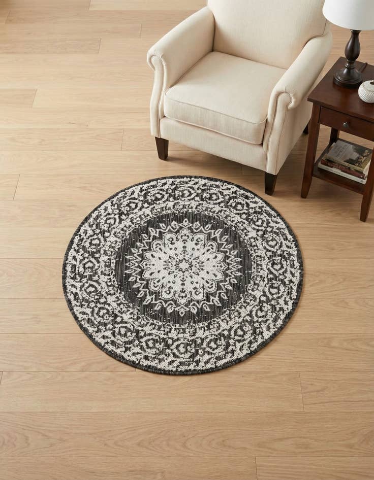 Detail image of 3' x 3' Washable Traditional Indoor / Outdoor Round Rug