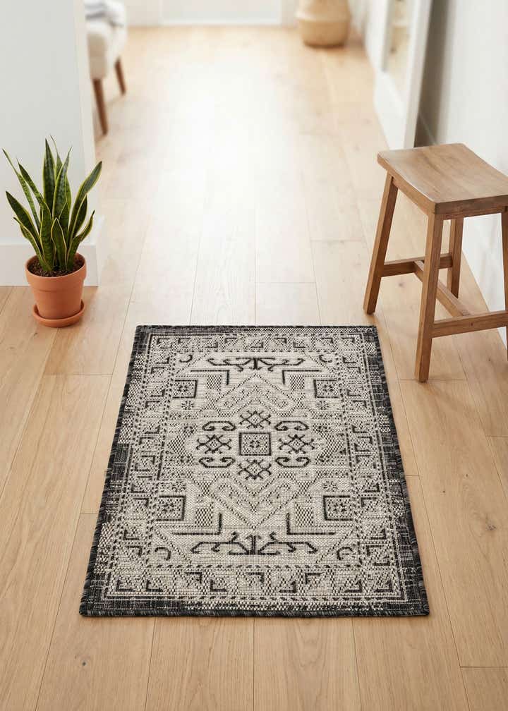 2' x 3' Easy-Clean Aztec Indoor / Outdoor Rug