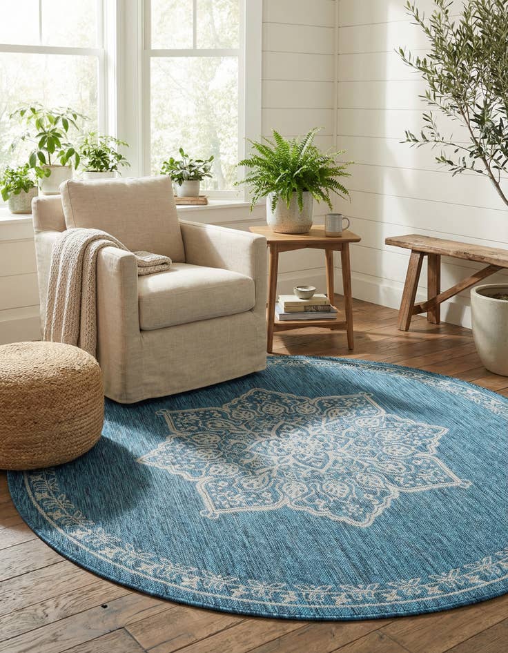 Detail image of 6' x 6' Easy-Clean Traditional Indoor / Outdoor Round Rug