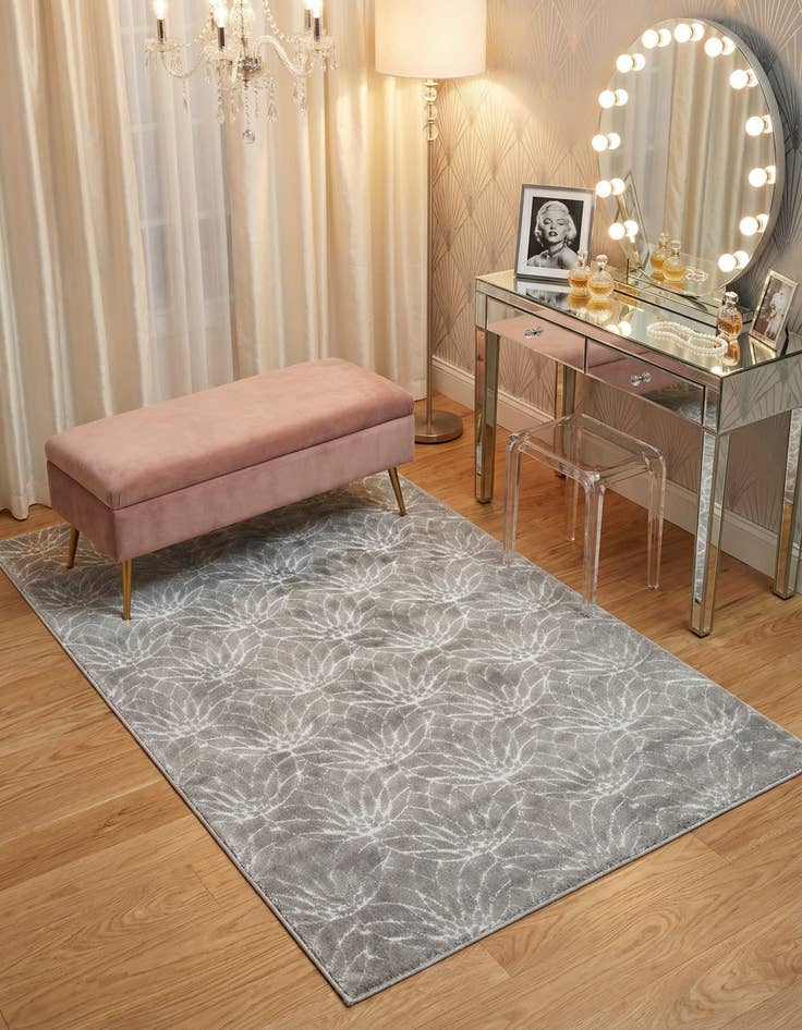 Detail image of 4' x 6'  Marilyn Monroe&trade; Glam Dahlia Rug