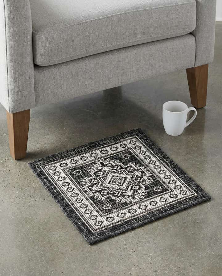 1' 4 x 1' 4 Easy-Clean Aztec Indoor / Outdoor Sample Rug