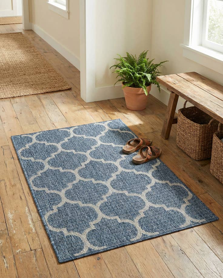 Detail image of 2' x 3' Easy-Clean Lattice Indoor / Outdoor Rug