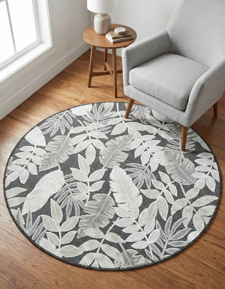 Detail image of 4' 5 x 4' 5  Washable Botanical Indoor / Outdoor Round Rug