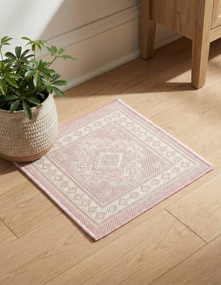 Detail image of 1' 4 x 1' 4 Washable Aztec Indoor / Outdoor Sample Rug