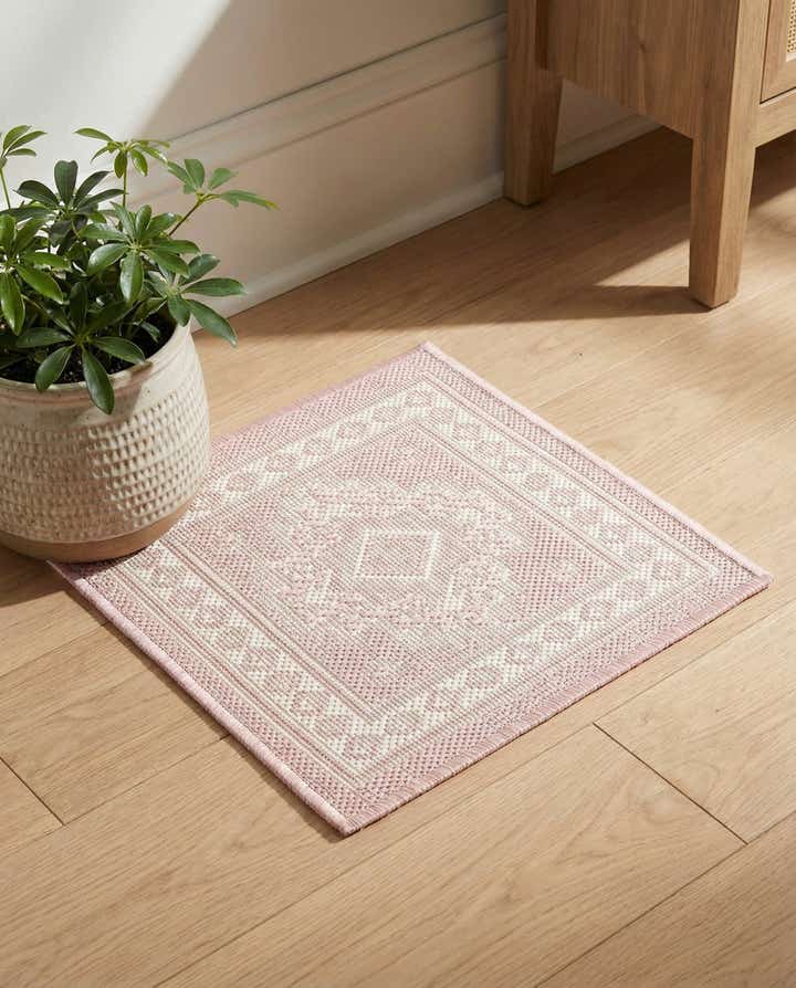 1' 4 x 1' 4 Easy-Clean Aztec Indoor / Outdoor Sample Rug
