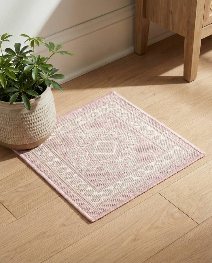Detail image of 1' 4 x 1' 4 Easy-Clean Aztec Indoor / Outdoor Sample Rug