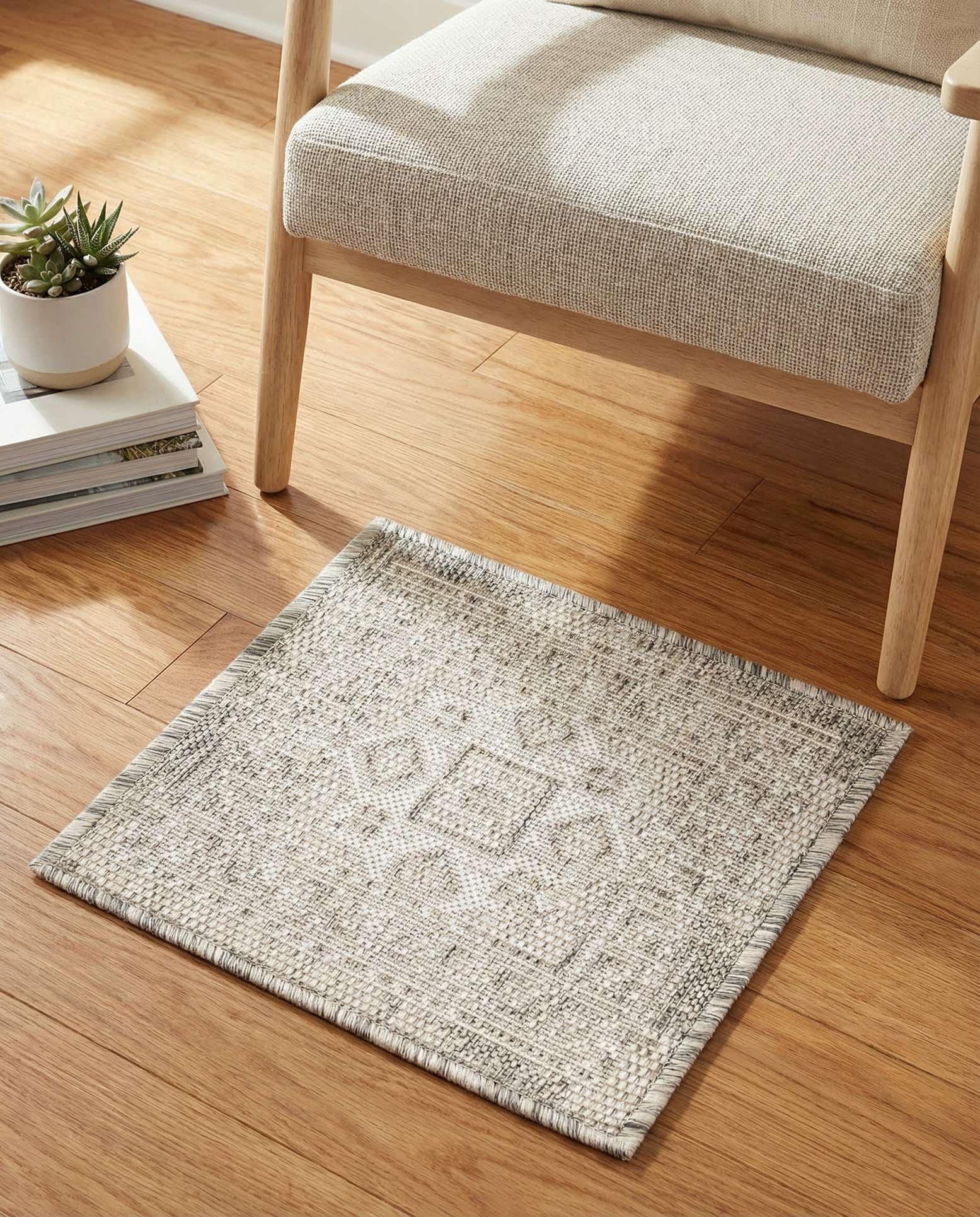 1' 4 x 1' 4 Easy-Clean Aztec Indoor / Outdoor Sample Rug
