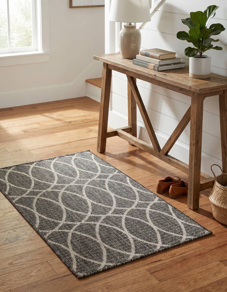 Detail image of 2' x 3' Easy-Clean Lattice Indoor / Outdoor Rug