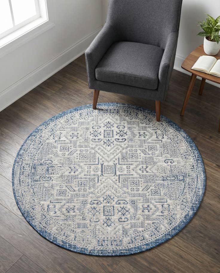 Detail image of 4' x 4' Easy-Clean Aztec Indoor / Outdoor Round Rug