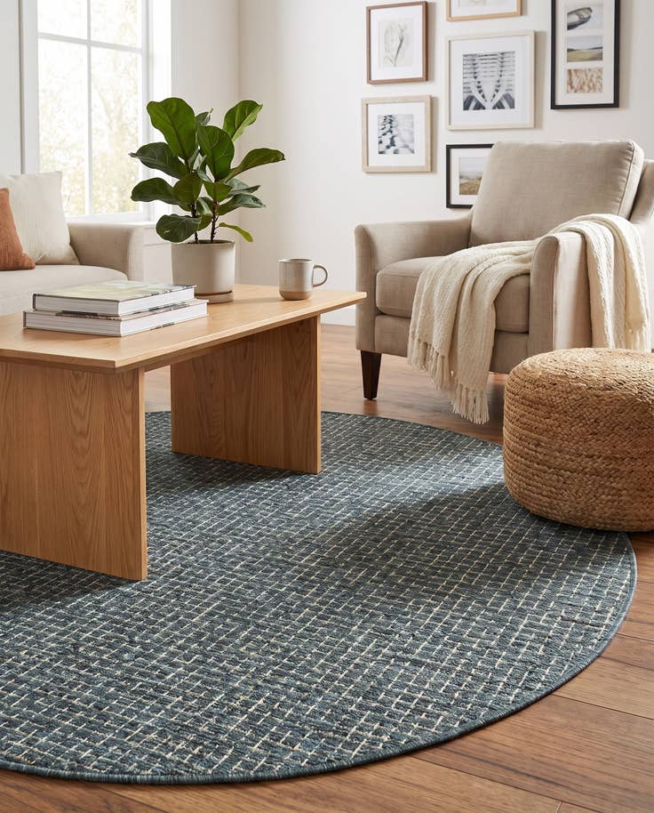 Detail image of 6' x 6' Easy-Clean Checkered Indoor / Outdoor Round Rug