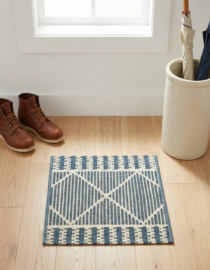 Detail image of 1' 4 x 1' 4 Washable Lattice Indoor / Outdoor Sample Rug