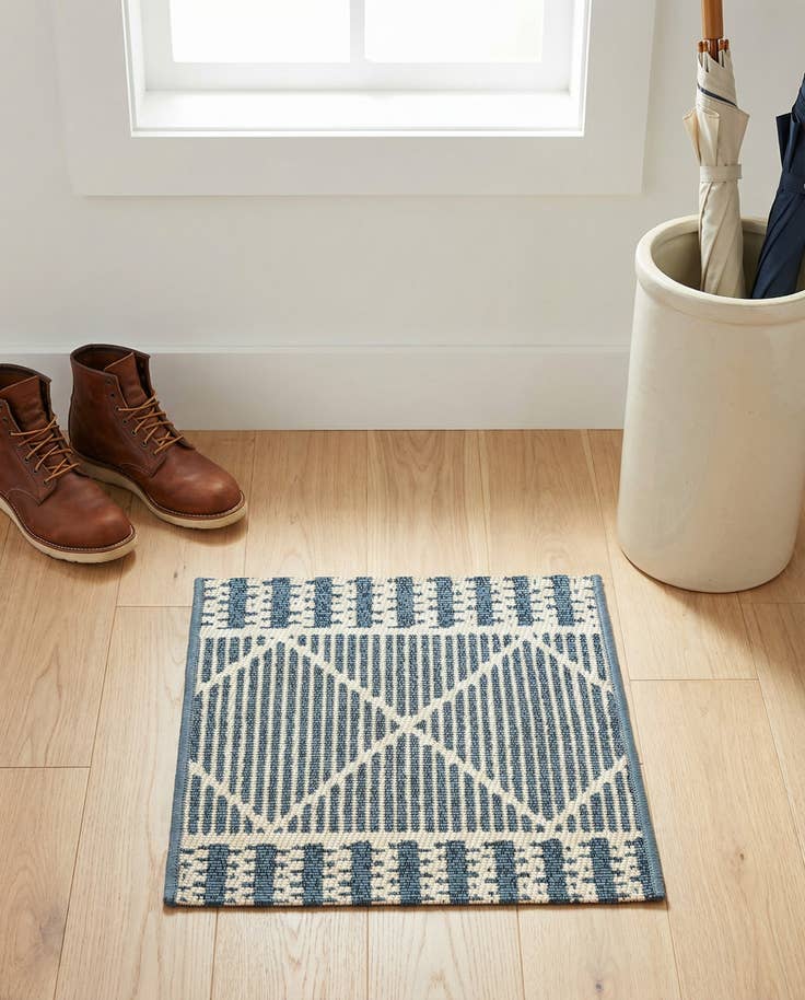 Detail image of 1' 4 x 1' 4 Easy-Clean Lattice Indoor / Outdoor Sample Rug