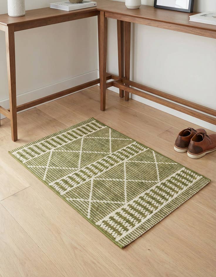 Detail image of 2' x 3' Washable Lattice Indoor / Outdoor Rug