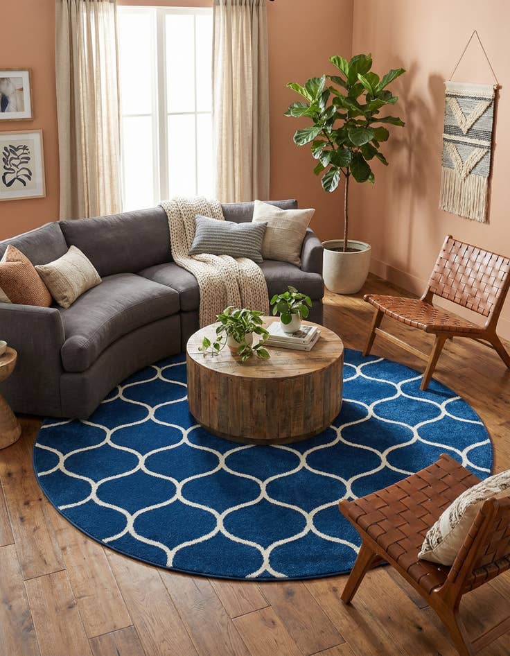 Detail image of 7' 10 x 7' 10 Lattice Frieze Round Rug