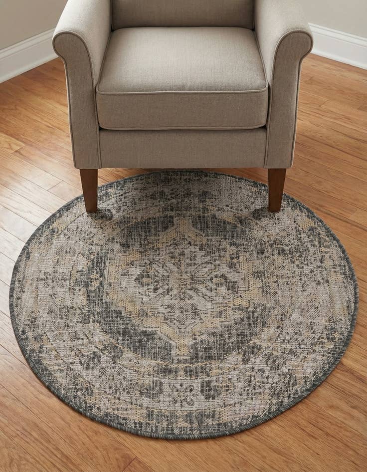 Detail image of 3' x 3' Washable Traditional Indoor / Outdoor Round Rug