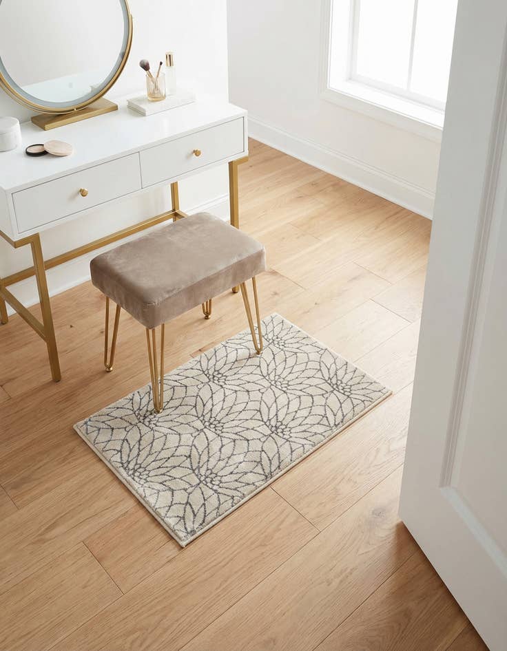 Detail image of 2' x 3' Marilyn Monroe™ Glam Dahlia Rug