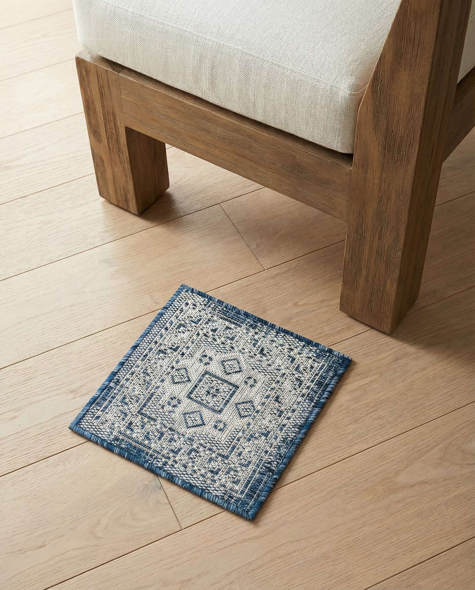 1' 4 x 1' 4 Easy-Clean Aztec Indoor / Outdoor Sample Rug