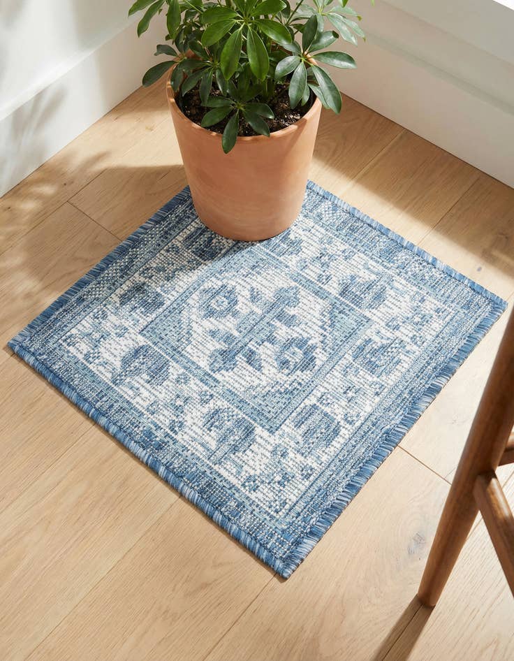 Detail image of 1' 4 x 1' 4 Washable Traditional Indoor / Outdoor Sample Rug