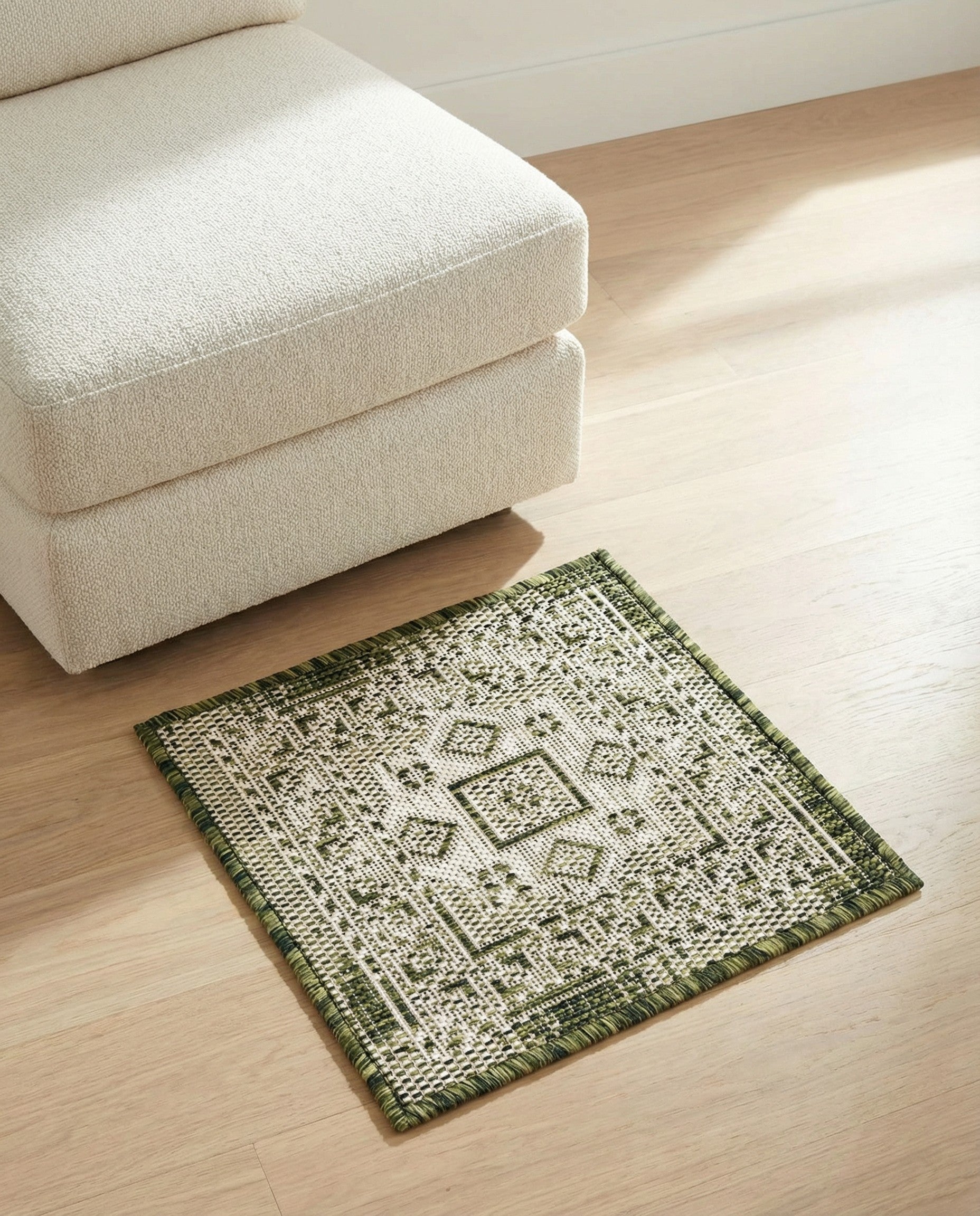1' 4 x 1' 4 Easy-Clean Aztec Indoor / Outdoor Sample Rug