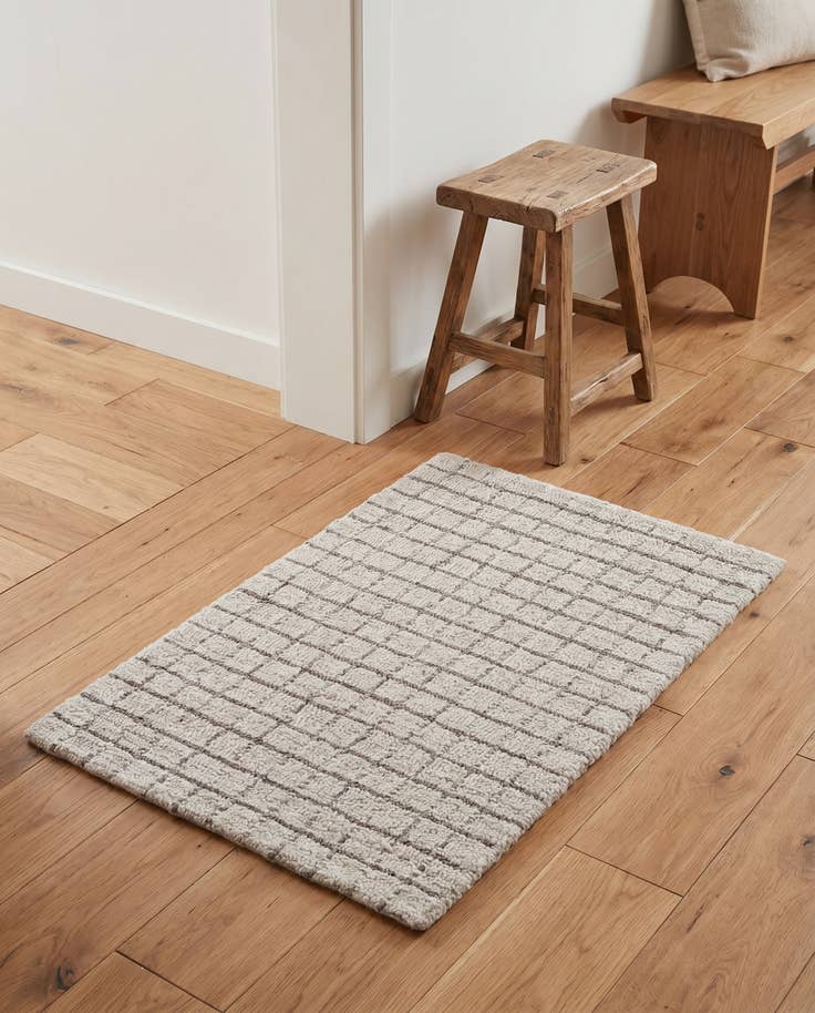 Detail image of 2' x 3' 1 Heritage Line Wool Rug
