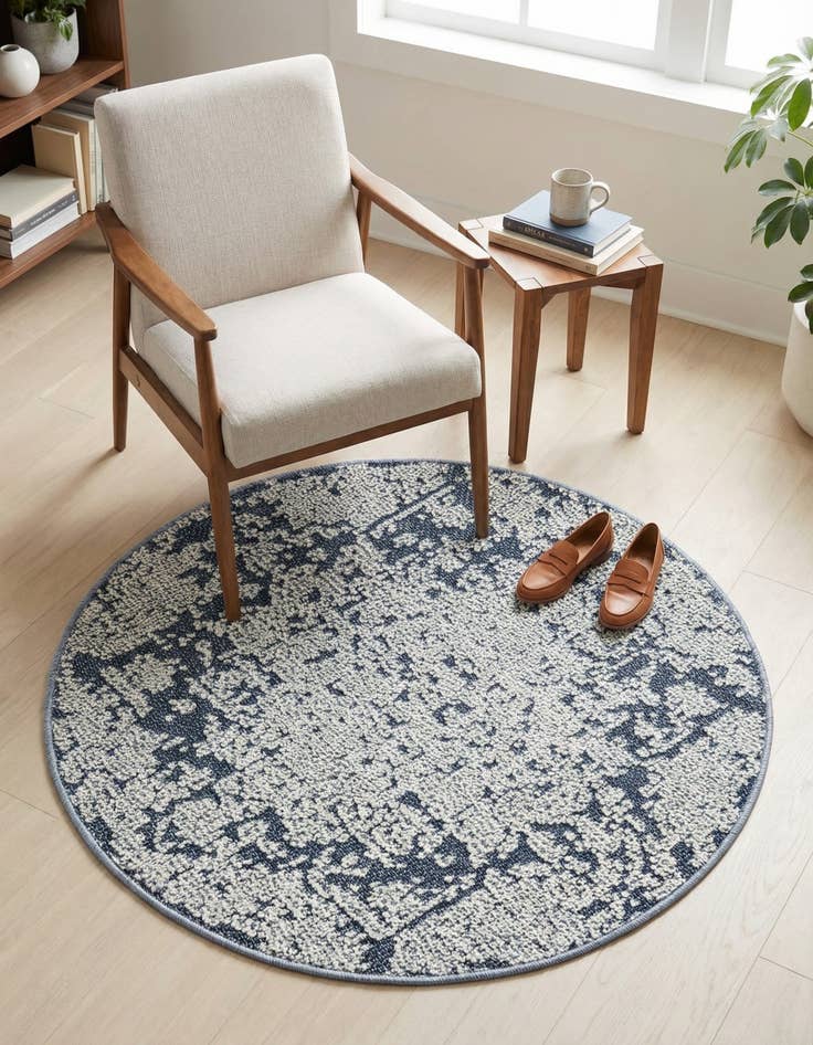 Detail image of 3' 1 x 3' 1  Washable Traditional Indoor / Outdoor Round Rug