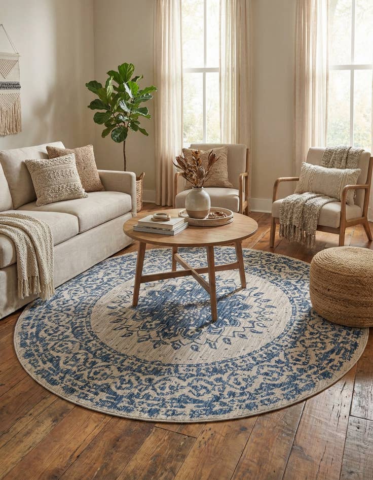 Detail image of 7' 10 x 7' 10 Easy-Clean Traditional Indoor / Outdoor Round Rug