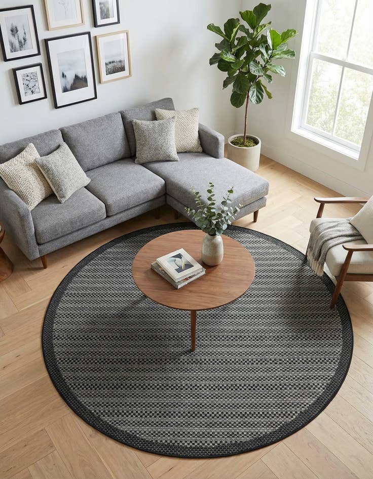 Detail image of 6' x 6' Washable Border Indoor / Outdoor Round Rug