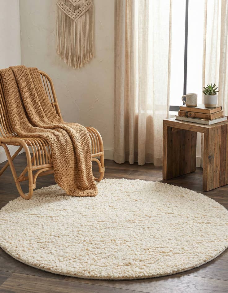 Detail image of 4' 1 x 4' 1  Hand Woven Haka Deluxe Shag Round Rug