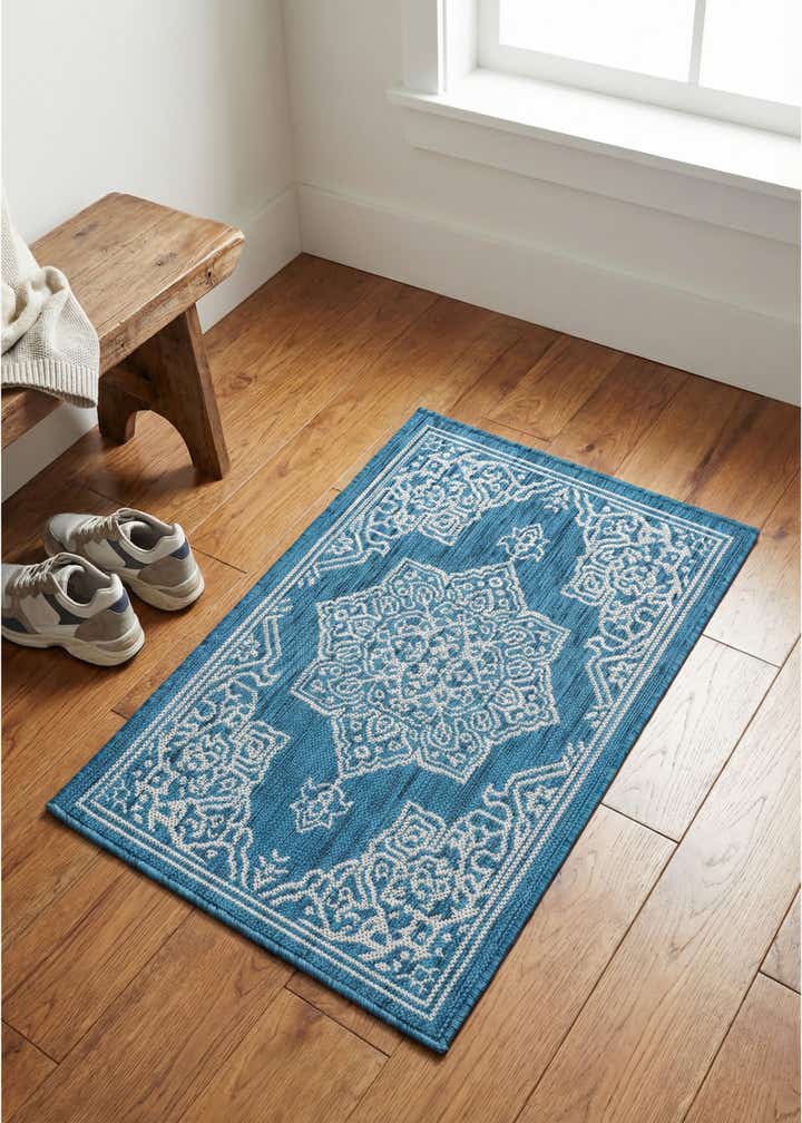 2' x 3' Easy-Clean Traditional Indoor / Outdoor Rug