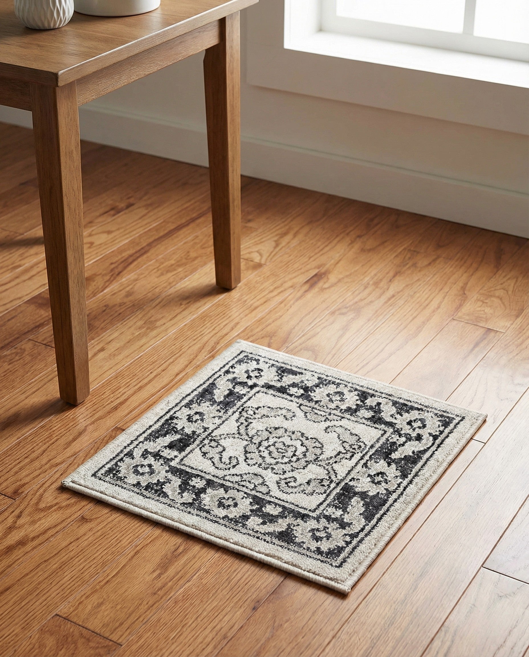 1' 4 x 1' 4 Eco Traditional Sample Rug