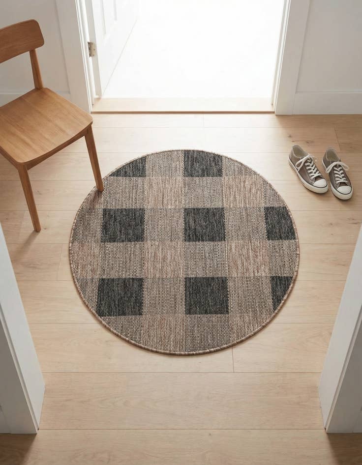 Detail image of 3' x 3' Washable Checkered Indoor / Outdoor Round Rug