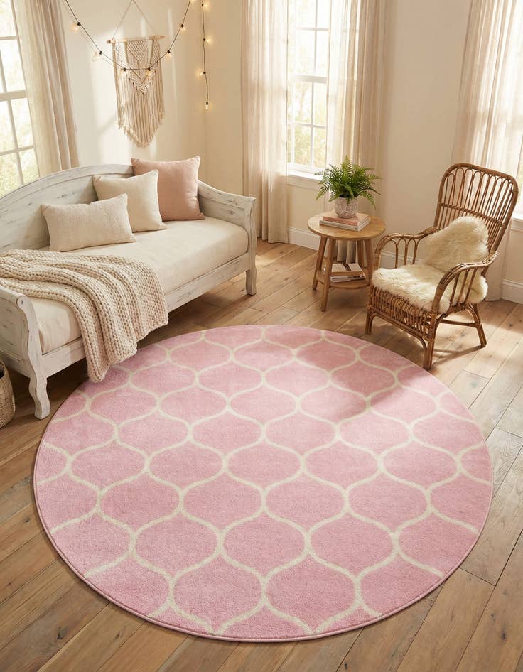 Detail image of 7' 10 x 7' 10 Lattice Frieze Round Rug