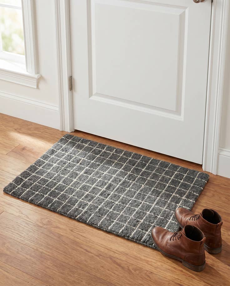 Detail image of 2' x 3' 1 Heritage Line Wool Rug