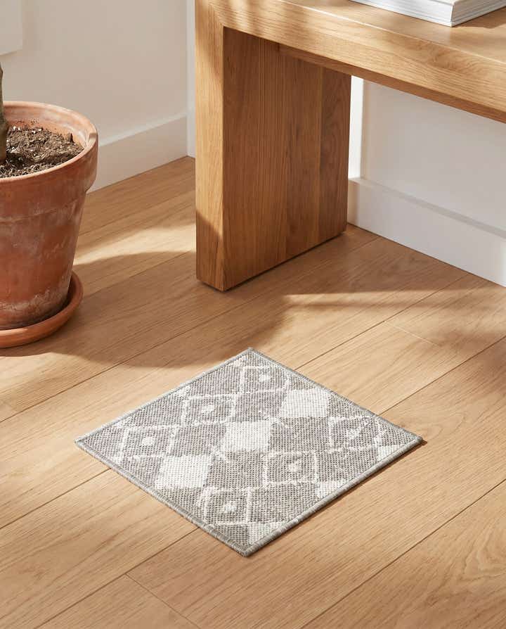 1' 3 x 1' 3 Easy-Clean Trellis Indoor / Outdoor Sample Rug