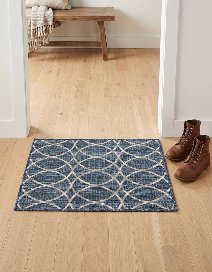 Detail image of 2' x 3' Easy-Clean Lattice Indoor / Outdoor Rug