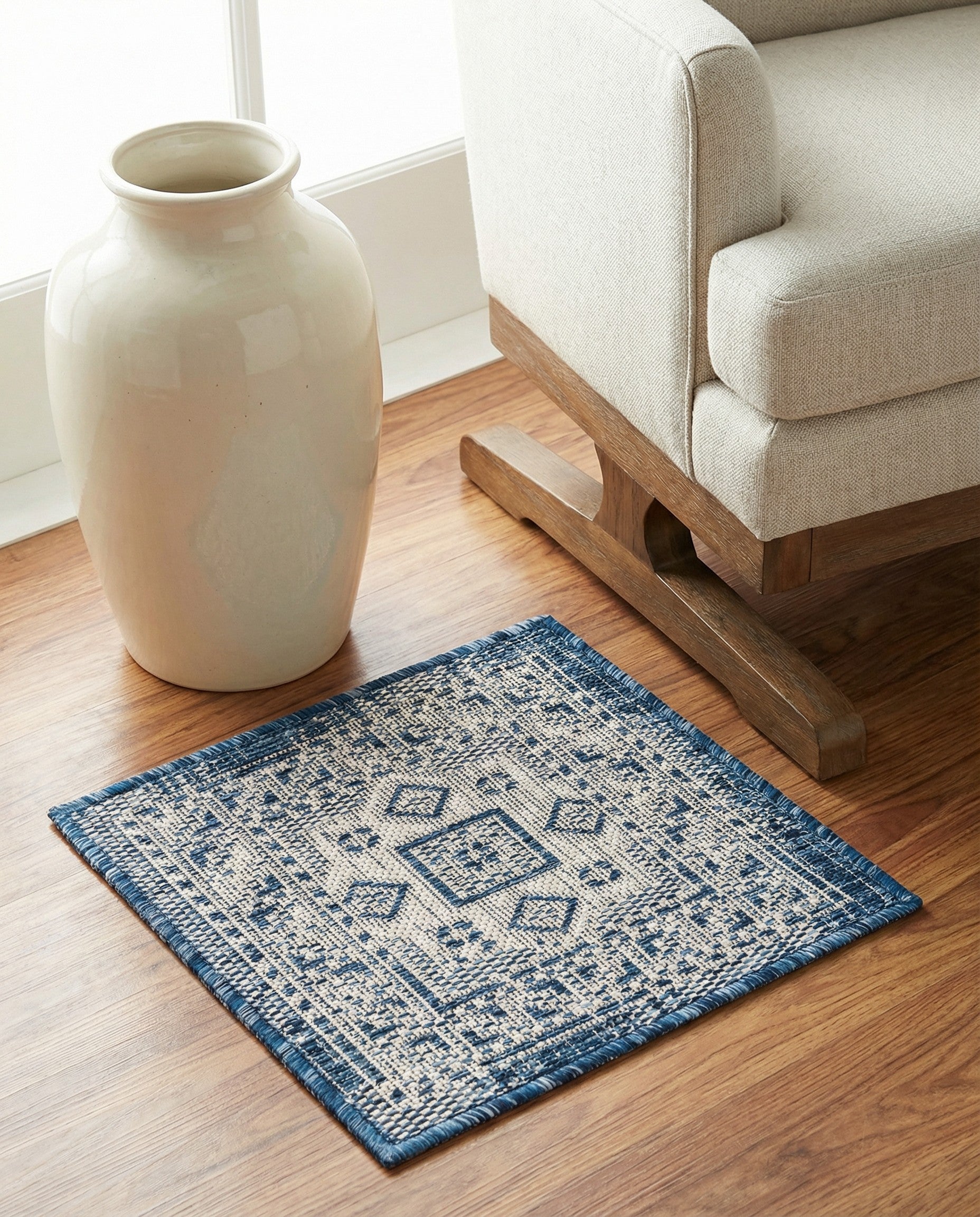 1' 4 x 1' 4 Easy-Clean Aztec Indoor / Outdoor Sample Rug