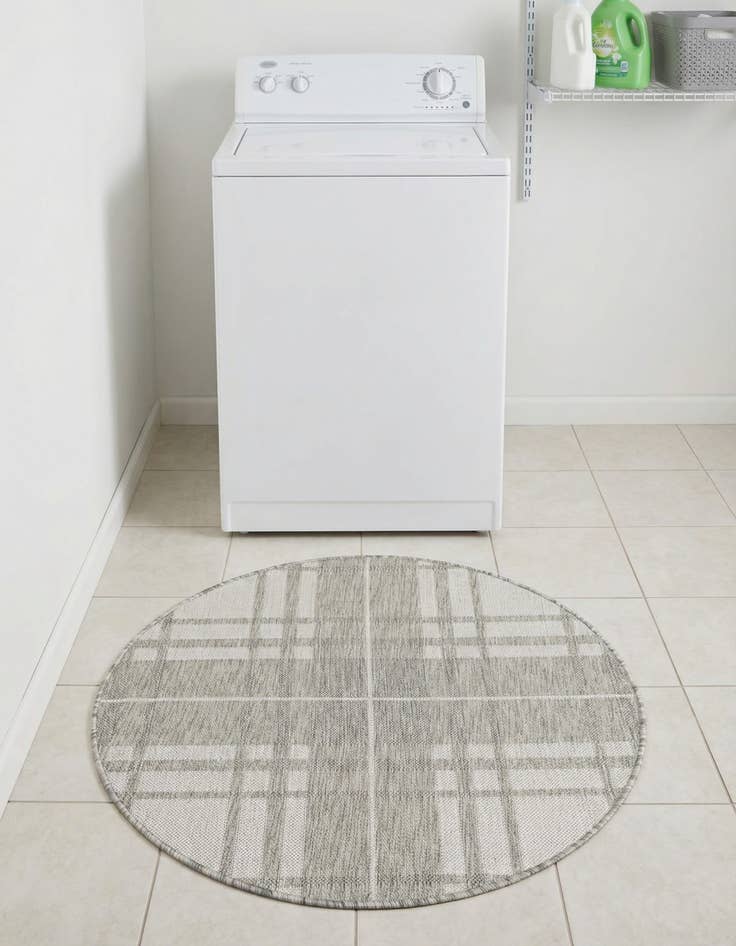 Detail image of 3' x 3'  Washable Checkered Indoor / Outdoor Round Rug