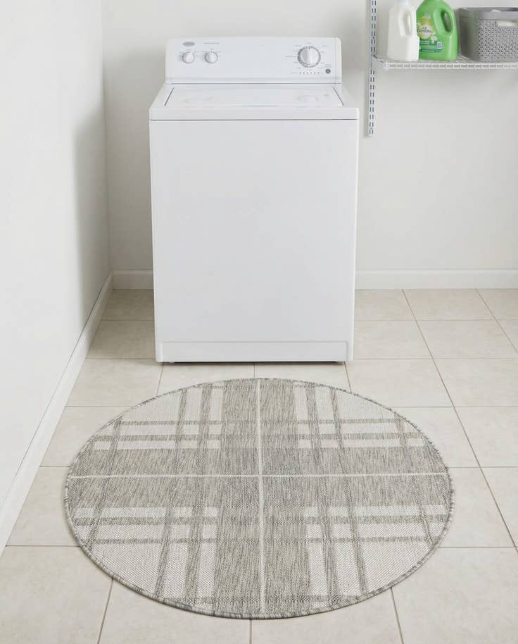 Detail image of 3' x 3' Easy-Clean Checkered Indoor / Outdoor Round Rug