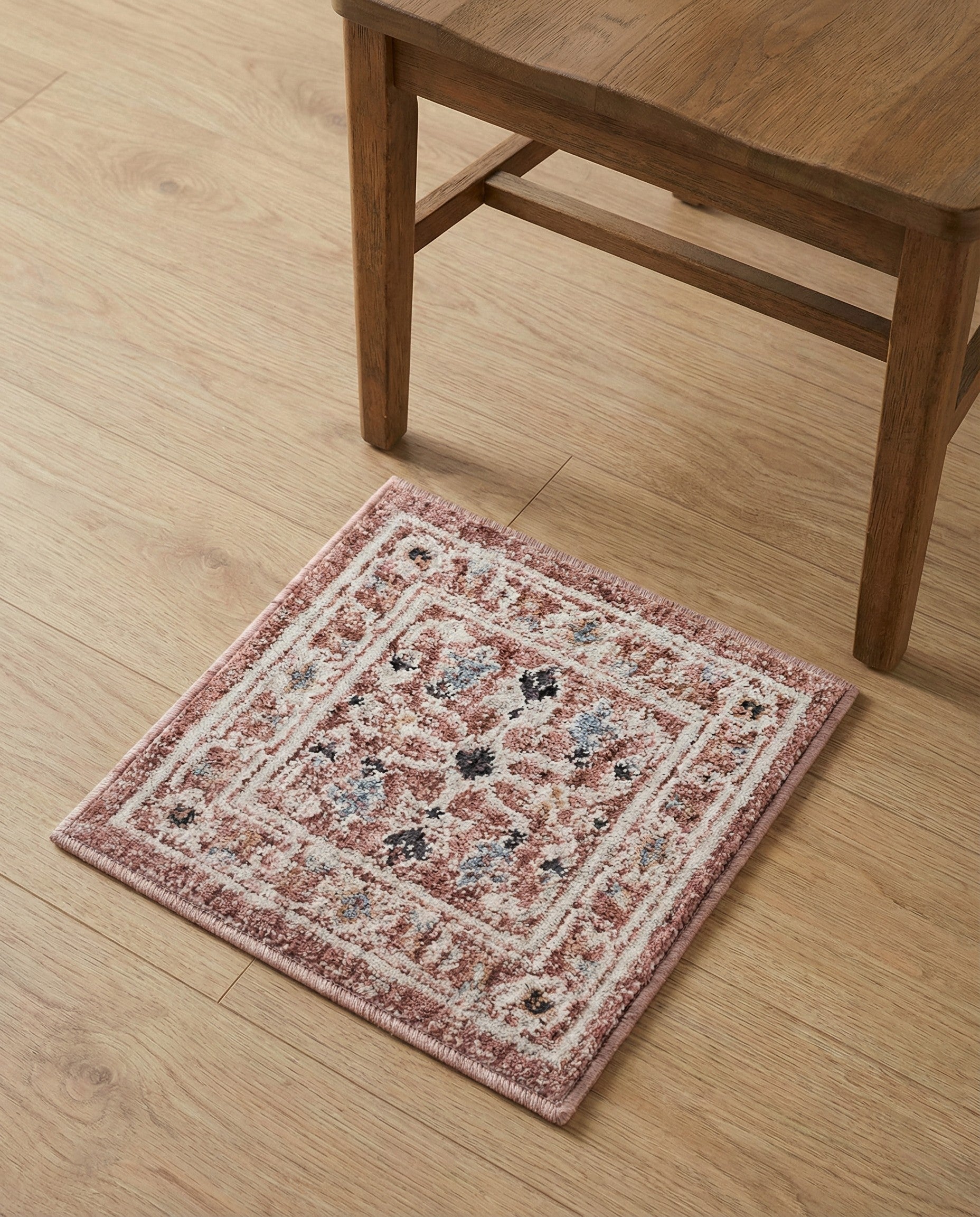 1' 4 x 1' 4 Eco Traditional Sample Rug