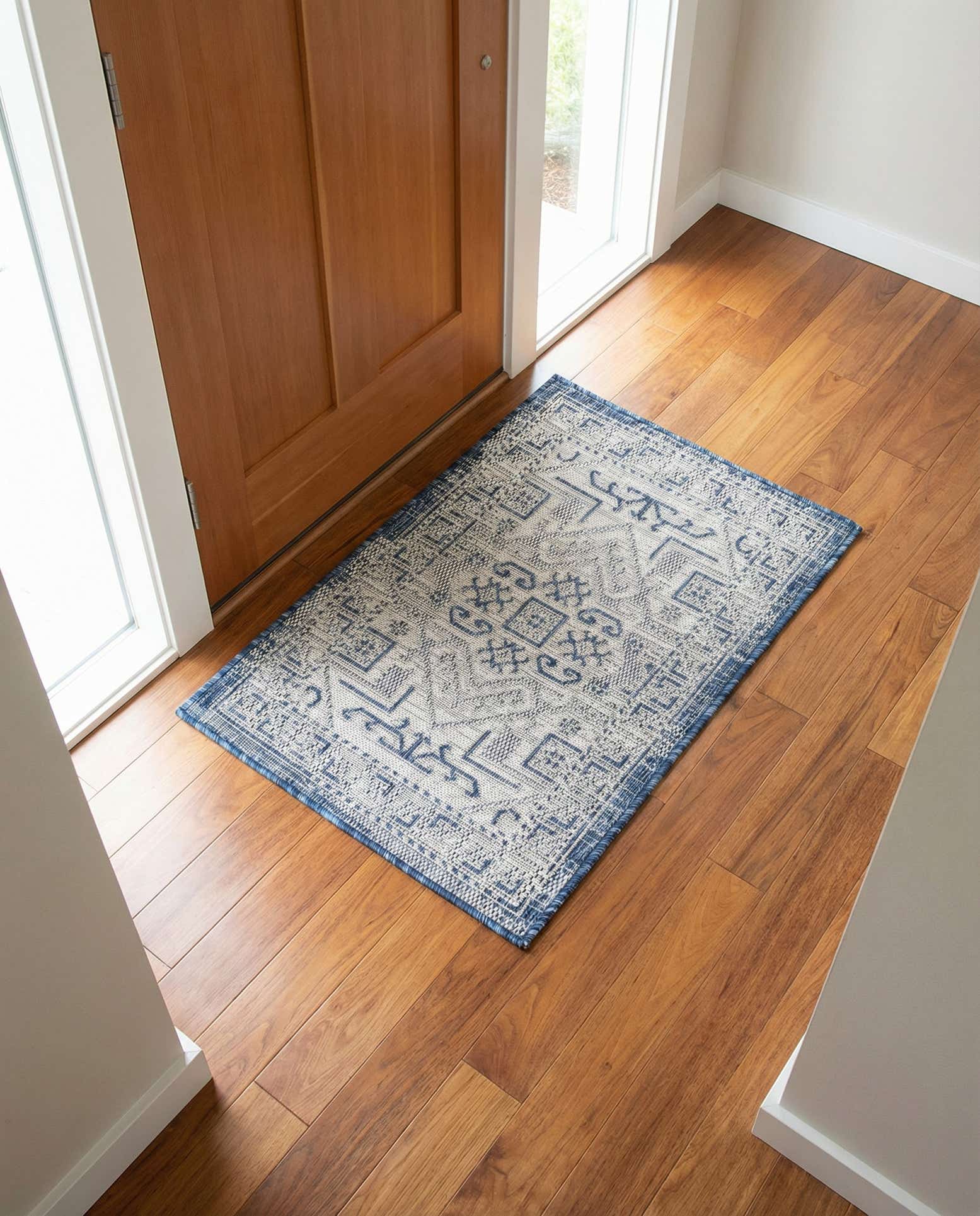 2' x 3' Easy-Clean Aztec Indoor / Outdoor Rug