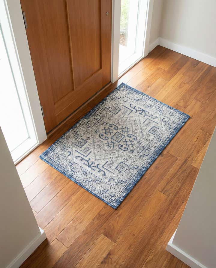 2' x 3' Easy-Clean Aztec Indoor / Outdoor Rug
