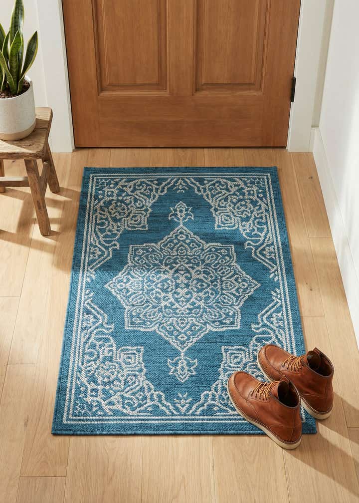 2' x 3' Easy-Clean Traditional Indoor / Outdoor Rug