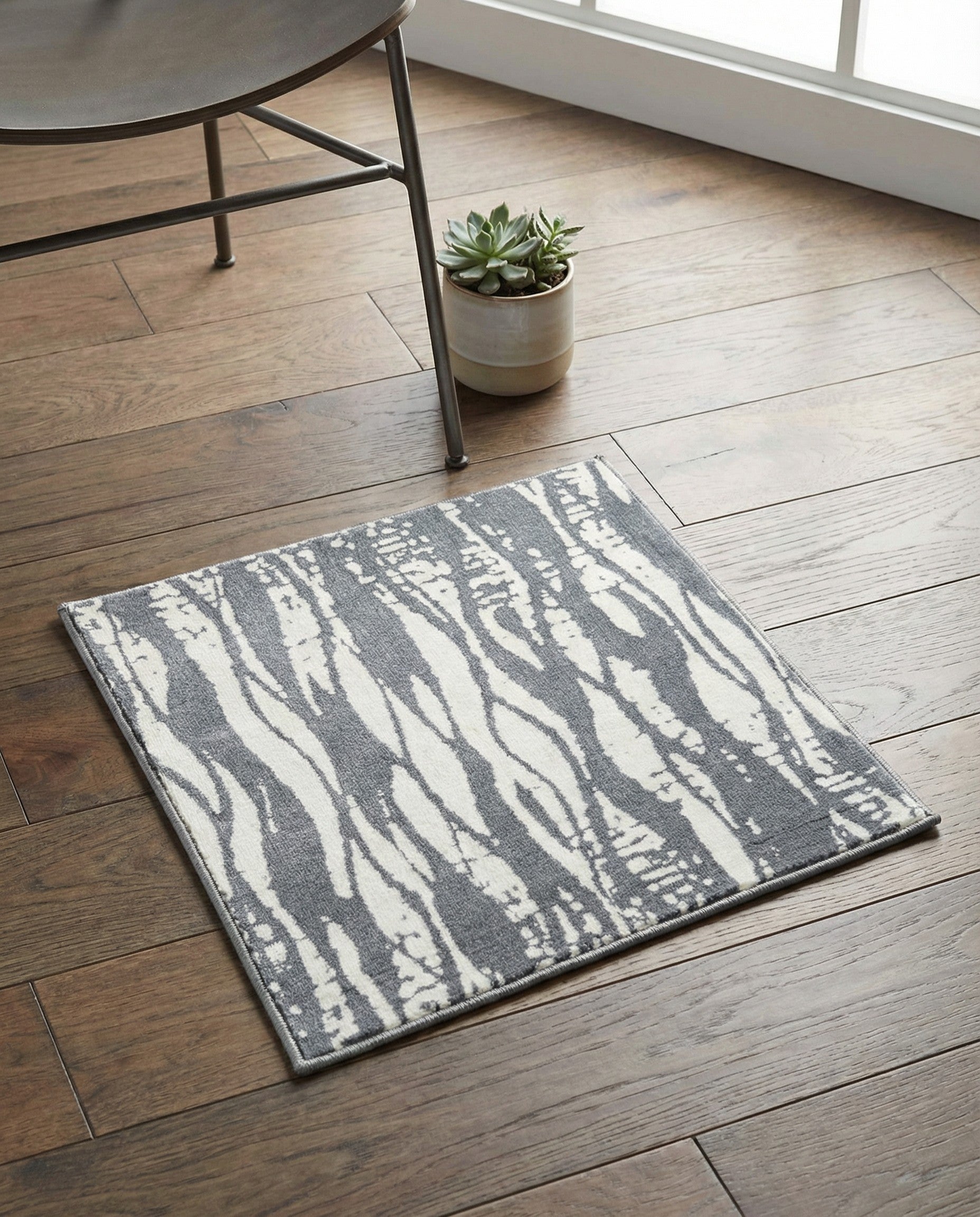 1' 4 x 1' 4 Vince Camuto Sample Rug