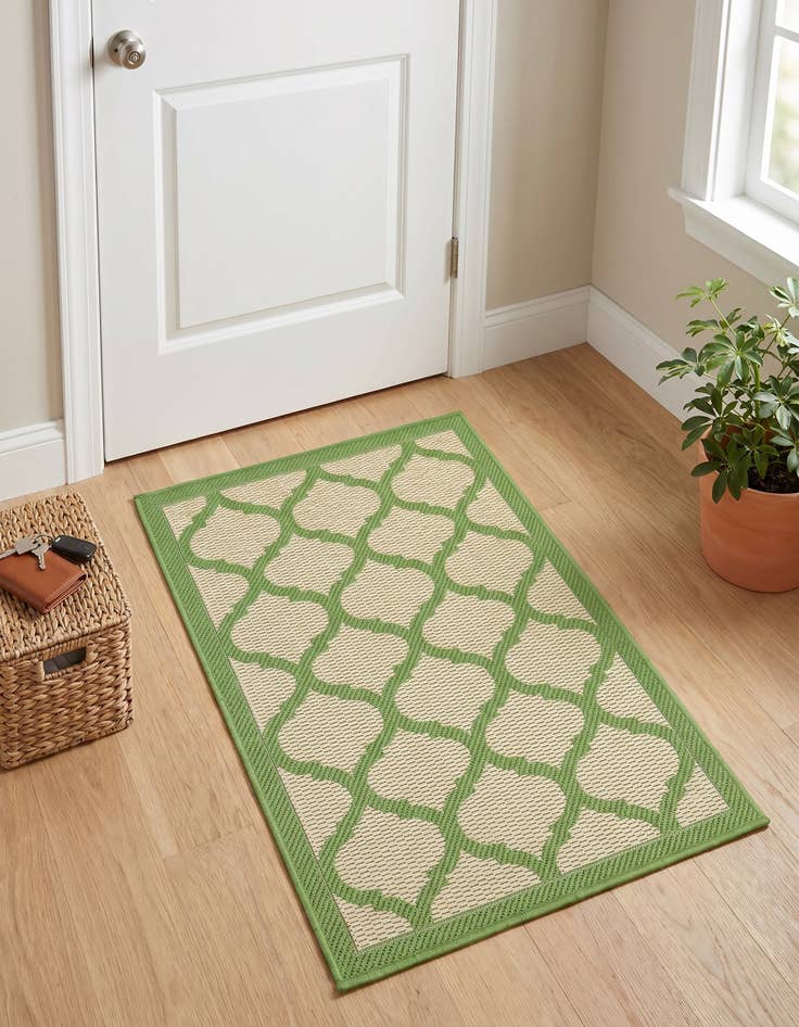 Detail image of 2' 2 x 3' Easy-Clean Trellis Indoor / Outdoor Rug